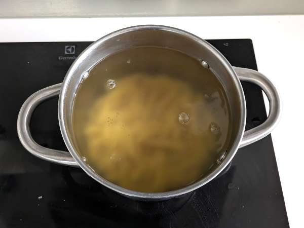 Hladne testenine z raketnim pestom, češnjevim paradižnikom in mocarelo: svež in hiter poletni recept - Priprava korak 1