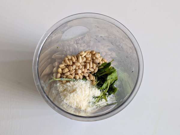 Hladne testenine z raketnim pestom, češnjevim paradižnikom in mocarelo: svež in hiter poletni recept - Priprava korak 2