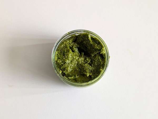 Hladne testenine z raketnim pestom, češnjevim paradižnikom in mocarelo: svež in hiter poletni recept - Priprava korak 3