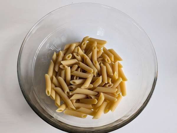 Hladne testenine z raketnim pestom, češnjevim paradižnikom in mocarelo: svež in hiter poletni recept - Priprava korak 4