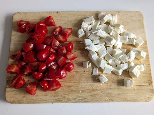 Hladne testenine z raketnim pestom, češnjevim paradižnikom in mocarelo: svež in hiter poletni recept - Priprava korak 5