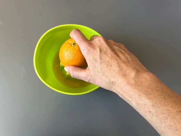 Agua de Valencia, sredozemski koktajl s cavo in pomarančo, ki ga lahko pripravite doma. - Priprava korak 1