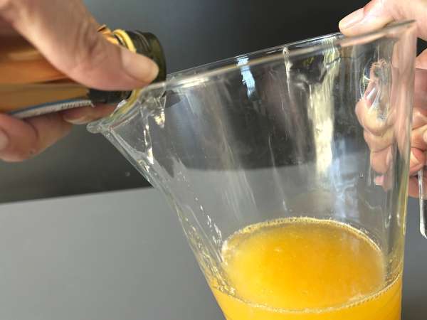 Agua de Valencia, sredozemski koktajl s cavo in pomarančo, ki ga lahko pripravite doma. - Priprava korak 4