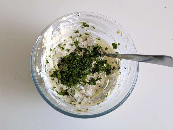 Tortelloni di bresaola, polnjeni z rukolo in sirom rikota: okusni in pripravljeni v 10 minutah! - Priprava korak 3