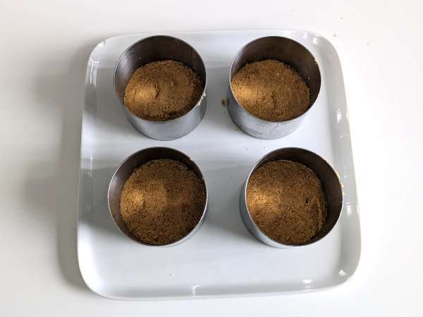 Slan sirni kolač z baziliko in češnjevim paradižnikom: okusna ideja za bifeje in aperitive - Priprava korak 3