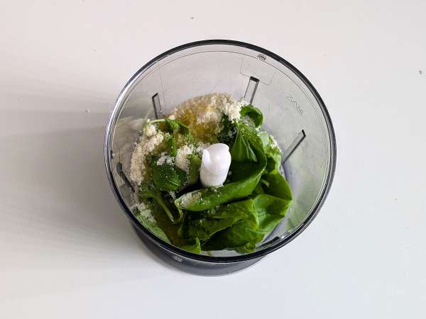 Slan sirni kolač z baziliko in češnjevim paradižnikom: okusna ideja za bifeje in aperitive - Priprava korak 4