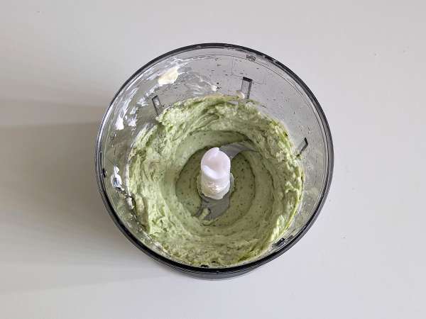 Slan sirni kolač z baziliko in češnjevim paradižnikom: okusna ideja za bifeje in aperitive - Priprava korak 5