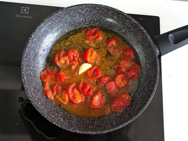 Slan sirni kolač z baziliko in češnjevim paradižnikom: okusna ideja za bifeje in aperitive - Priprava korak 7