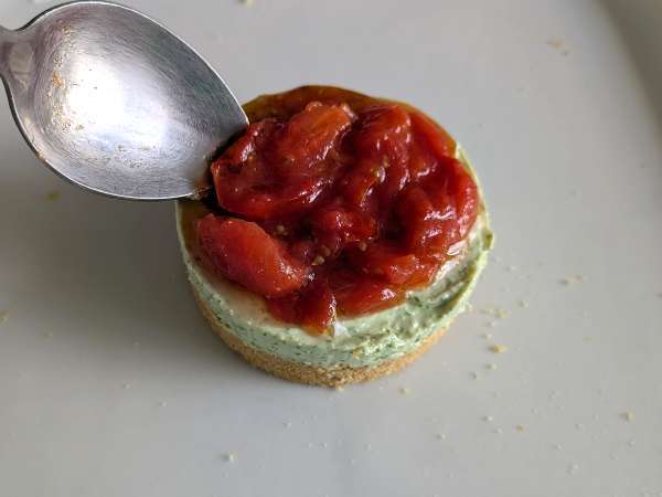 Slan sirni kolač z baziliko in češnjevim paradižnikom: okusna ideja za bifeje in aperitive - Priprava korak 9