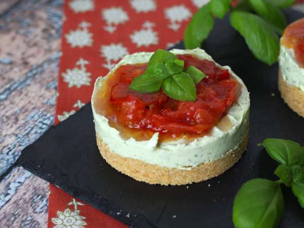 Slan sirni kolač z baziliko in češnjevim paradižnikom: okusna ideja za bifeje in aperitive - Priprava korak 10