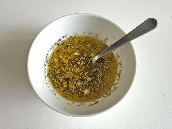 Pečena feta s suhimi paradižniki in olivami, po sredozemsko - Priprava korak 1