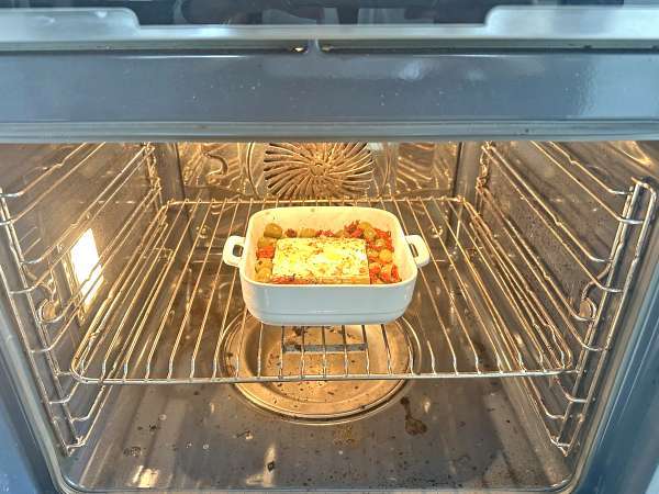 Pečena feta s suhimi paradižniki in olivami, po sredozemsko - Priprava korak 4