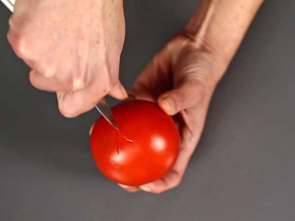 Surova paradižnikova omaka polnega okusa, idealna za prelivanje pice ali pinse. - Priprava korak 1