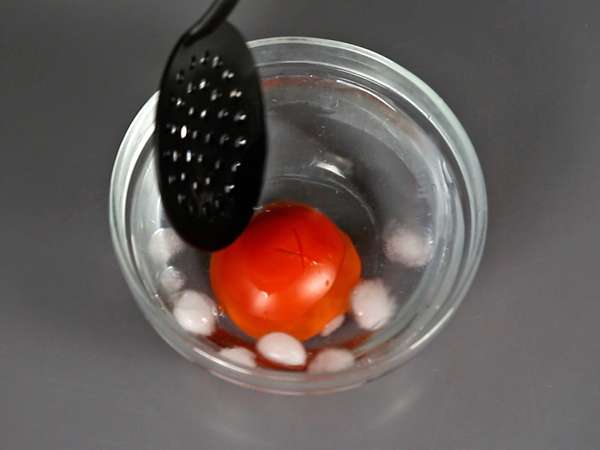 Surova paradižnikova omaka polnega okusa, idealna za prelivanje pice ali pinse. - Priprava korak 2