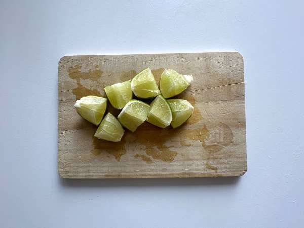 Limonina Caipirinha: brazilska pijača, ki jo je enostavno pripraviti brez šejkerja za koktajle - Priprava korak 2