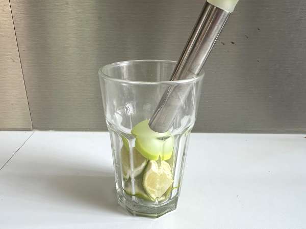 Limonina Caipirinha: brazilska pijača, ki jo je enostavno pripraviti brez šejkerja za koktajle - Priprava korak 3