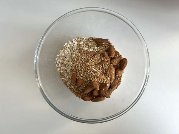 Ekspresna granola z airfryerjem za hrustljav zajtrk - Priprava korak 1