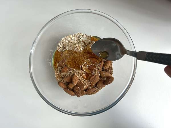 Ekspresna granola z airfryerjem za hrustljav zajtrk - Priprava korak 2