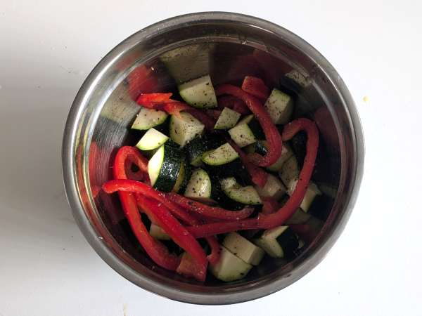 Piščanec s papriko in bučkami v zračnem cvrtniku: pripravljen v 20 minutah! - Priprava korak 2