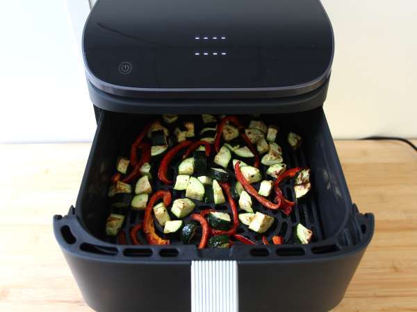 Piščanec s papriko in bučkami v zračnem cvrtniku: pripravljen v 20 minutah! - Priprava korak 4