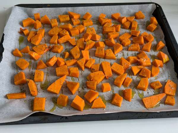 Bučna pečenka z gobami in žilavim sirom scamorza: okusen in enostaven pečen recept - Priprava korak 1