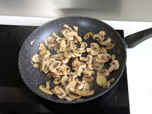 Bučna pečenka z gobami in žilavim sirom scamorza: okusen in enostaven pečen recept - Priprava korak 3