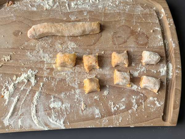 Kremni bučni njoki s Philadelphio in hrustljavimi orehi - Priprava korak 4