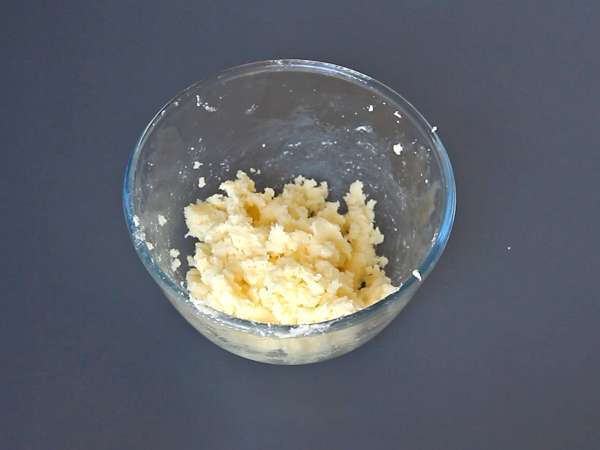 Piškotki s cimetovimi zvitki, ki se topijo v ustih in so hrustljavi ter imajo dober okus po cimetu. - Priprava korak 2