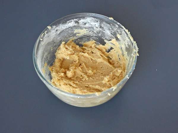 Piškotki s cimetovimi zvitki, ki se topijo v ustih in so hrustljavi ter imajo dober okus po cimetu. - Priprava korak 4