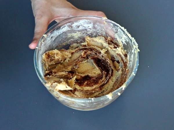 Piškotki s cimetovimi zvitki, ki se topijo v ustih in so hrustljavi ter imajo dober okus po cimetu. - Priprava korak 5