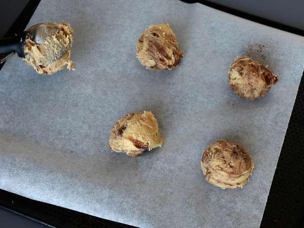 Piškotki s cimetovimi zvitki, ki se topijo v ustih in so hrustljavi ter imajo dober okus po cimetu. - Priprava korak 6