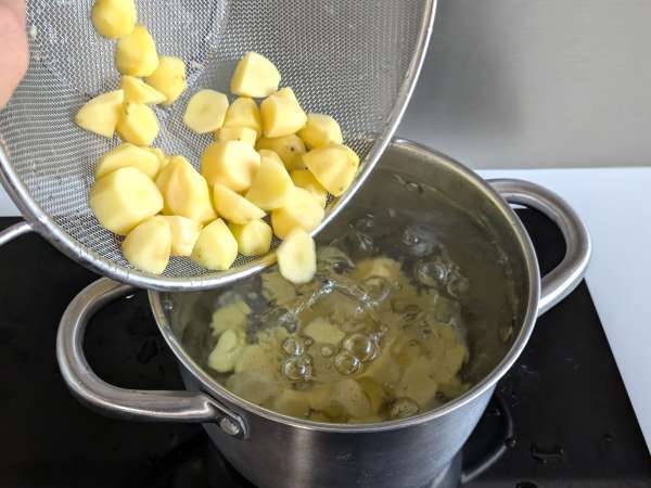 Kremni pečen krompir cacio e pepe: enostavna priloga, ki vsakogar spravi ob pamet! - Priprava korak 2