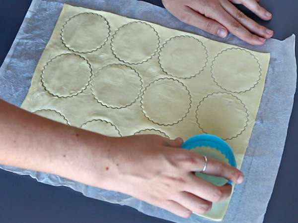 Torte za noč čarovnic z gobami ter česnom in zeliščnim sirom - Priprava korak 1