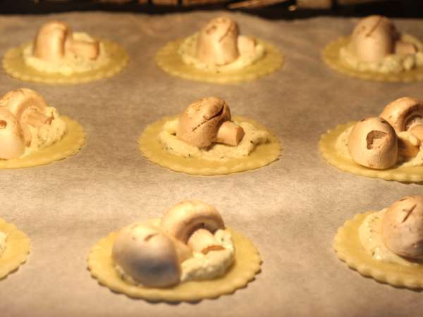 Torte za noč čarovnic z gobami ter česnom in zeliščnim sirom - Priprava korak 7