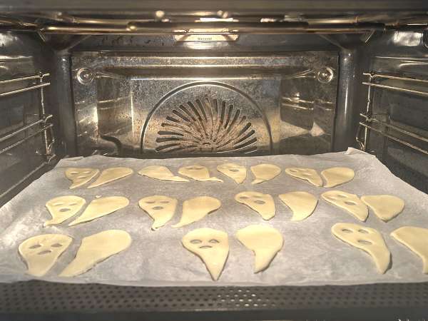 Piškoti z duhovi: najlažji in najzabavnejši recept za noč čarovnic, ki ga lahko pripravite z otroki - Priprava korak 4