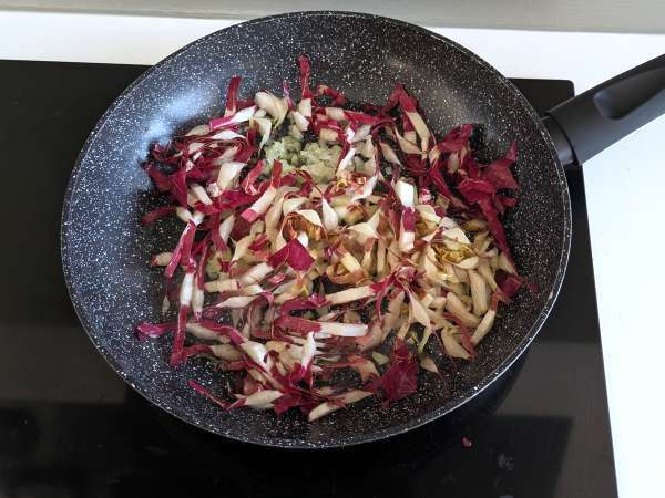 Kremne testenine z radičem, hrustljavo slanino in orehi: hiter in neustavljiv recept - Priprava korak 2