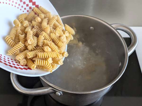 Kremne testenine z radičem, hrustljavo slanino in orehi: hiter in neustavljiv recept - Priprava korak 3