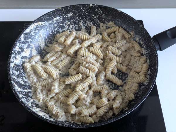 Kremne testenine z radičem, hrustljavo slanino in orehi: hiter in neustavljiv recept - Priprava korak 6