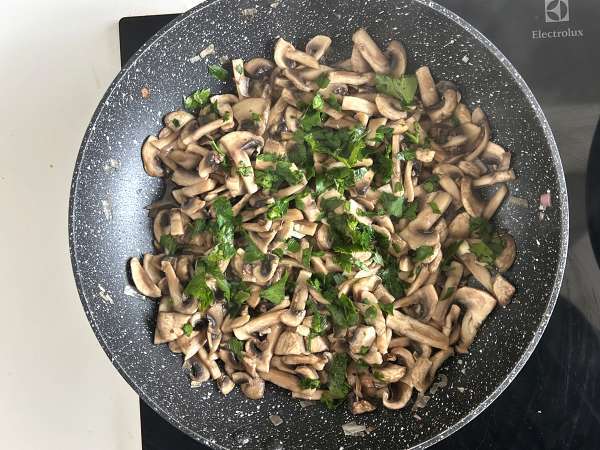 Kremna jajca z gobami: hiter in izjemno prijeten recept! - Priprava korak 6