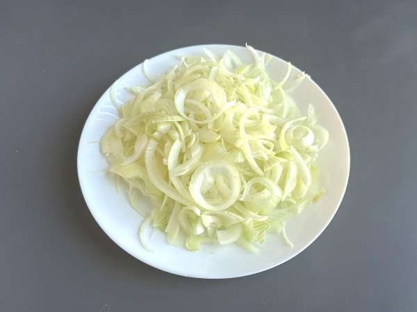 Konfit čebule: preprost, eleganten in popoln z mesom in sirom - Priprava korak 1