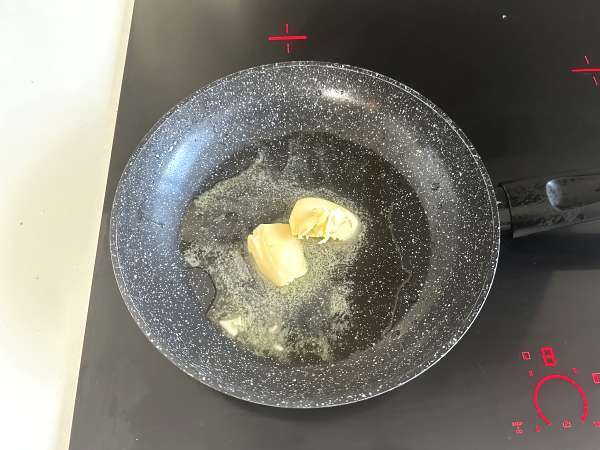 Konfit čebule: preprost, eleganten in popoln z mesom in sirom - Priprava korak 2