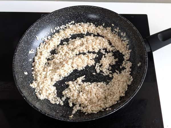 Apno in rižota z rožnatim poprom: eleganten vegetarijanski recept za posebne večerje - Priprava korak 3