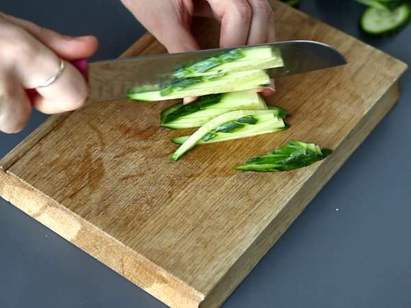 Pisana solata z riževimi vermicelli in kozicami ter pikantno arašidovo omako - Priprava korak 1