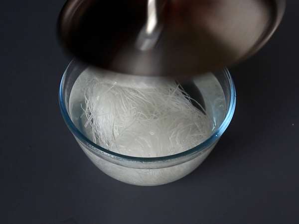 Pisana solata z riževimi vermicelli in kozicami ter pikantno arašidovo omako - Priprava korak 2