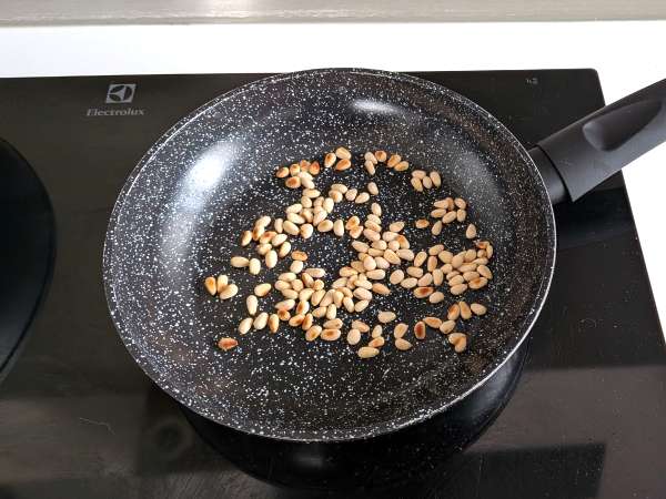 Špageti s češnjevim paradižnikom in pinjolami: kremast in dišeč recept - Priprava korak 5