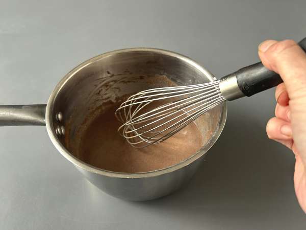Domača vroča čokolada: preprost recept za gosto, sijočo in svilnato čokolado - Priprava korak 5