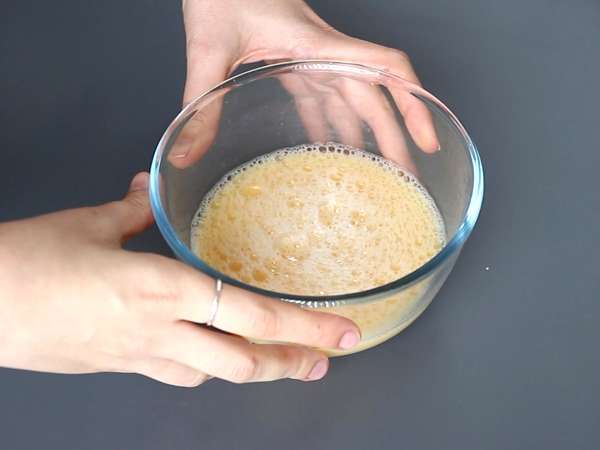 Kitajska jajca na pari: kitajski recept za svilnata jajca na pari s samo dvema sestavinama! - Priprava korak 1