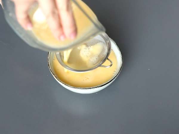 Kitajska jajca na pari: kitajski recept za svilnata jajca na pari s samo dvema sestavinama! - Priprava korak 2