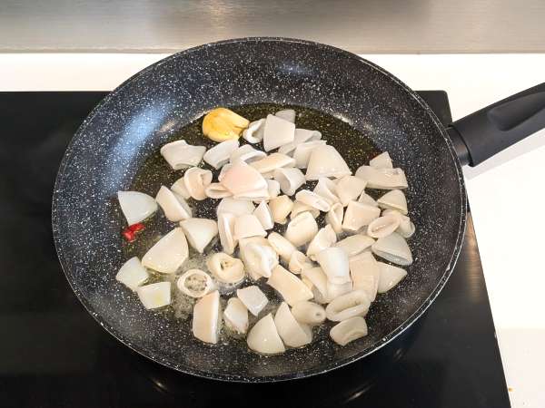 Testenine z zamrznjenimi lignji in češnjevim paradižnikom: preprost in okusen recept - Priprava korak 2