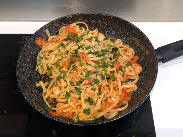 Testenine z zamrznjenimi lignji in češnjevim paradižnikom: preprost in okusen recept - Priprava korak 6